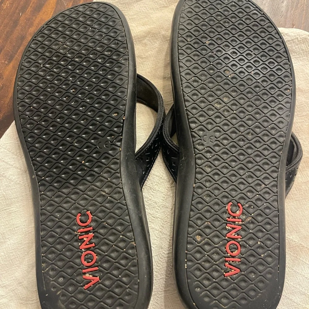 Black Vionic flip flops - Picture 6 of 11